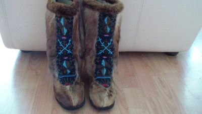 Лот: 4264823. Фото: 1. Унты из камуса оленя с вышивкой... Угги, унты, валенки