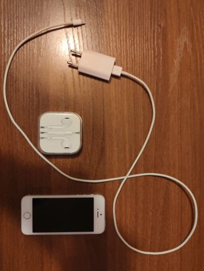 Лот: 15073387. Фото: 1. IPhone SE 64GB Silver. Смартфоны