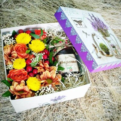Лот: 6793935. Фото: 1. Коробка с вареньем и цветами... Свежие цветы