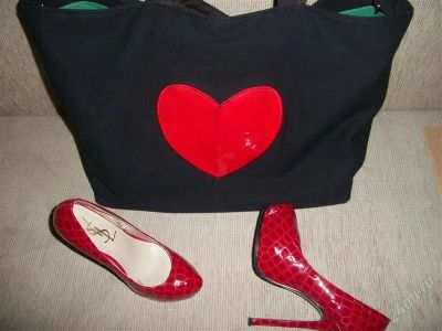Лот: 915163. Фото: 1. черная сумка с красным сердцем. Сумки