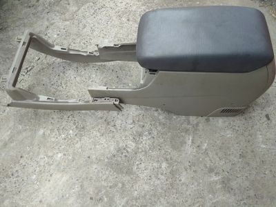 Лот: 25780999. Фото: 1. Подлокотник Toyota Camry. Салон