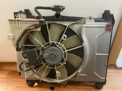 Лот: 18612325. Фото: 1. Радиатор в сборе Toyota Vitz SCP10. Двигатель и элементы двигателя