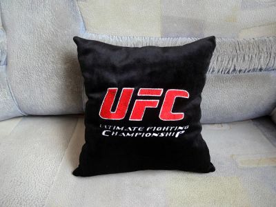 Лот: 8443049. Фото: 1. Подушка с логотипом UFC. Спортивная символика и атрибутика