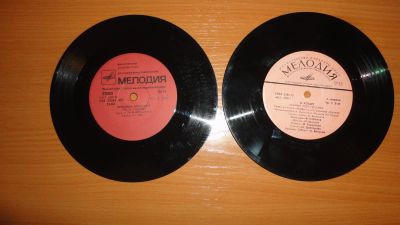 Лот: 18381215. Фото: 1. 2 маленькие пластинки , одним... Аудиозаписи