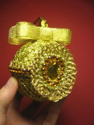 Лот: 8700148. Фото: 1. Золотой ёлочный шар с Брошью... Гирлянды, шарики, новогодние аксессуары