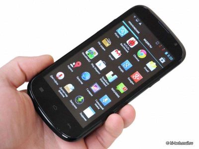 Лот: 4898263. Фото: 1. 4-х ядерный смартфон Highscreen... Смартфоны