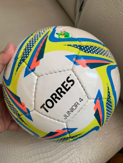Лот: 14062477. Фото: 1. Футбольный мяч Torres размер 4. Мячи, ракетки, шайбы, клюшки
