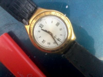 Лот: 8403479. Фото: 1. какие то жёлтые часы дохлые... Оригинальные наручные часы
