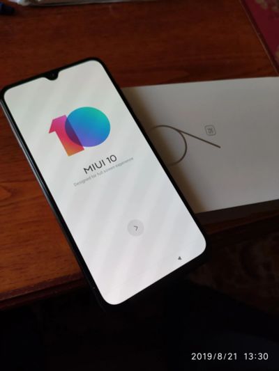 Лот: 14409001. Фото: 1. смартфон Xiaomi Mi 9se. Смартфоны