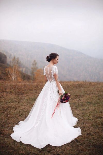 Лот: 10513732. Фото: 1. Свадебное платье Laura с лепестками... Свадебные платья