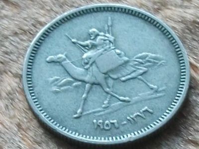 Лот: 10932047. Фото: 1. Монета 2 гирш два Судан 1956 всадник... Африка