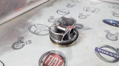 Лот: 23587936. Фото: 1. Поршень BMW 320i N20B20B 11258606461. Двигатель и элементы двигателя