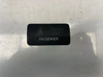 Лот: 21702786. Фото: 1. кнопка airbag Toyota Corolla ZZE121L. Двигатель и элементы двигателя