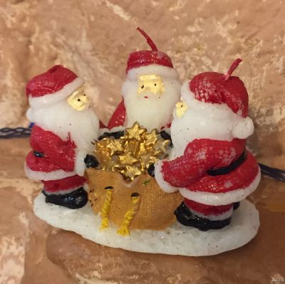 Лот: 16709182. Фото: 1. Три Деда Мороза Санта Клауса у... Гирлянды, шарики, новогодние аксессуары