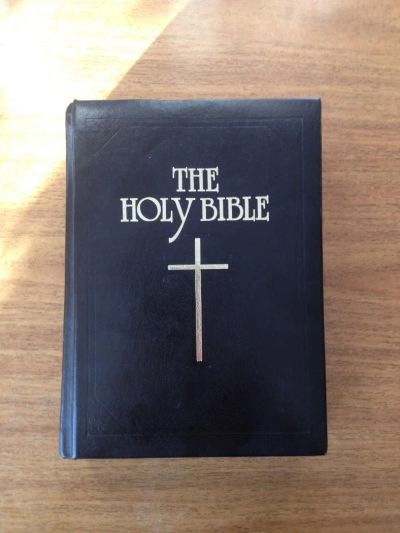 Лот: 6385018. Фото: 1. The Holy Bible (Библия). Религия, оккультизм, эзотерика