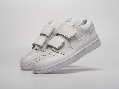 Лот: 21513827. Фото: 1. Кроссовки Nike Air Jordan 1 Low... Кеды, кроссовки, слипоны