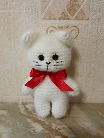 Лот: 21349283. Фото: 1. Котëнок Снежок, ручная работа. Авторские куклы, игрушки, поделки