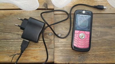 Лот: 7928927. Фото: 1. Хорошая дешевая звонилка motorola... Кнопочные мобильные телефоны