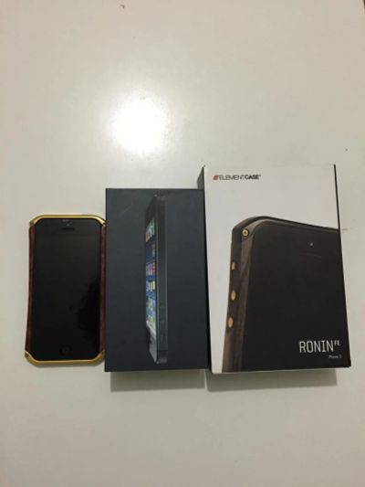 Лот: 6619733. Фото: 1. iPhone 5 в чехле element case. Смартфоны