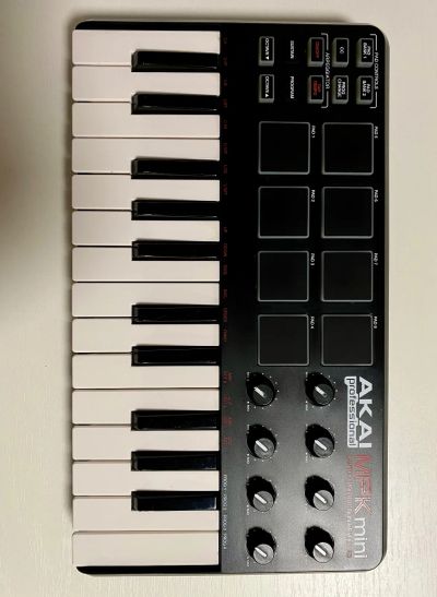 Лот: 22836610. Фото: 1. Midi-клавиатура AKAI MPK mini. MIDI-оборудование