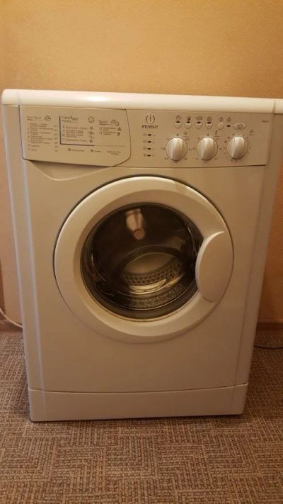 Лот: 9974851. Фото: 1. стиральная машина indesit wisl83. Стиральные машины
