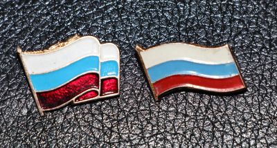 Лот: 3837095. Фото: 1. Знаки Триколор.Флаг РФ 2 шт. Сувенирные