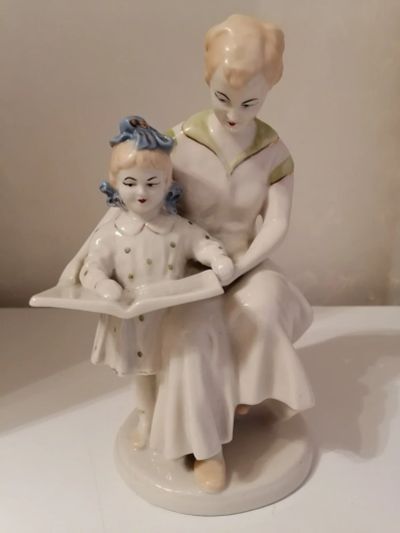 Лот: 17557993. Фото: 1. Фарфоровая статуэтка Мама с дочкой... Фигурки, статуэтки
