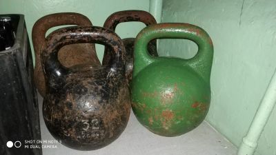 Лот: 12052037. Фото: 1. Две советские чугунные гири по... Гири