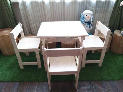 Лот: 17299518. Фото: 1. Детский стол и 3 стула (растущие... Столики, стулья, парты
