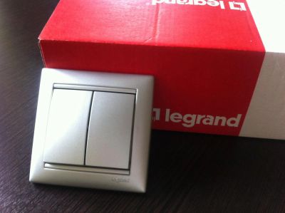 Лот: 6299635. Фото: 1. Legrand Valena Алюминий Выключатель... Электроустановочные изделия