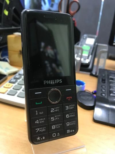 Лот: 18371103. Фото: 1. Сотовый телефон philips Xenium... Кнопочные мобильные телефоны