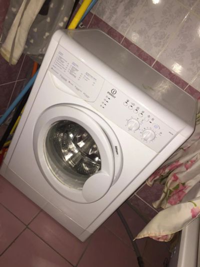 Лот: 9970633. Фото: 1. Стиральная машинка Indesit Wisl102. Стиральные машины