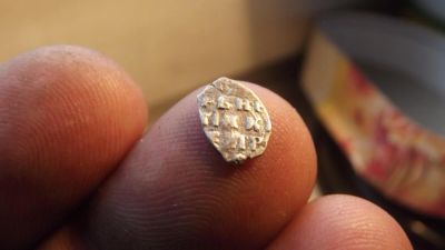 Лот: 10911402. Фото: 1. Полушка-чешуйка Петра 1. Серебро... Россия до 1917 года