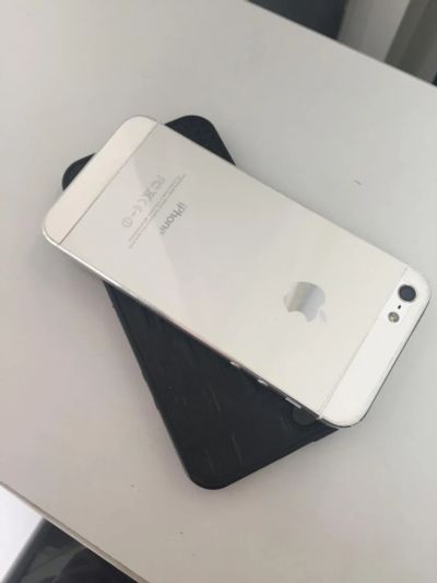 Лот: 7406677. Фото: 1. iPhone 5, 16 GB, серебро. Смартфоны