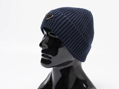 Лот: 21069332. Фото: 1. Шапка Prada. Шарфы, платки