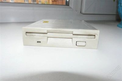 Лот: 1925987. Фото: 1. Дисковод 3.5 белый + шлейф. Приводы CD, DVD, BR, FDD