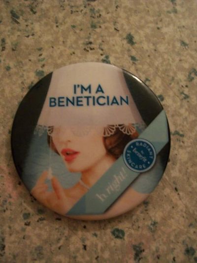 Лот: 6435728. Фото: 1. Значок косметика Benefit / возможен... Сувенирные мелочи