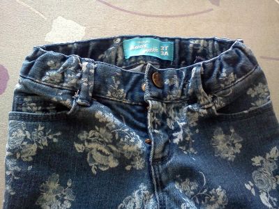 Лот: 5335304. Фото: 1. Джинсы "Old Navy" с цветочным... Брюки, шорты, джинсы