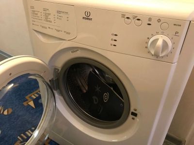 Лот: 9995425. Фото: 1. Indesit WIU 100 стиральная машина... Стиральные машины