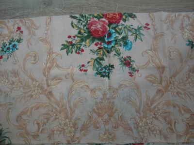 Лот: 14416311. Фото: 1. Отрезок ткани Цветы с вензелями... Ткани, нитки, пряжа
