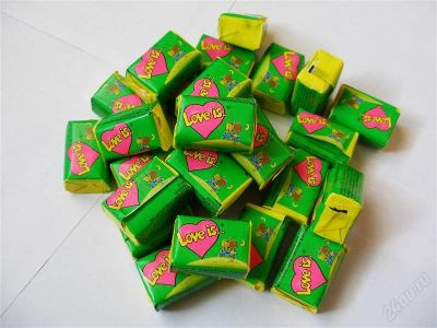 Лот: 810232. Фото: 1. Жевательная резинка Love is (50... Другое (кондитерские изделия, конфеты)