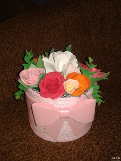 Лот: 13195197. Фото: 1. Цветы из изолона в шляпной коробке. Свежие цветы