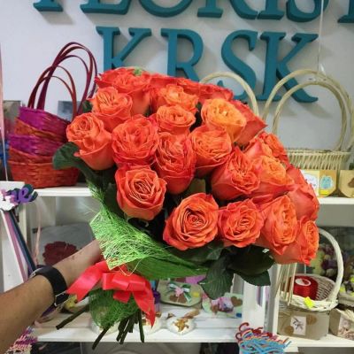 Лот: 9279121. Фото: 1. 25 оранжевых роз в упаковке. Свежие цветы