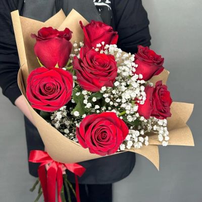 Лот: 21134786. Фото: 1. Букет из 7 красных роз и белой... Свежие цветы