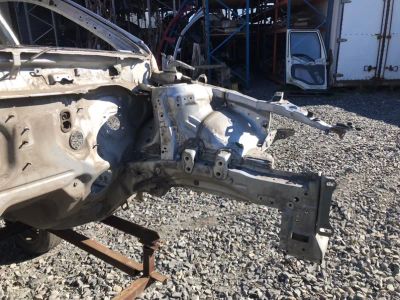 Лот: 24347115. Фото: 1. лонжерон toyota corolla E150. Двигатель и элементы двигателя