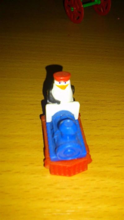 Лот: 3806679. Фото: 1. Киндер Мадагаскар в цирке. Другое (игрушки)