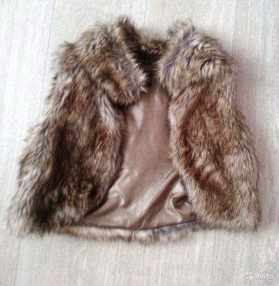 Лот: 4950082. Фото: 1. Меховая жилетка Stradivarius. Другое (женская одежда)