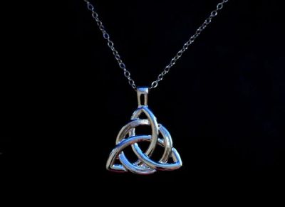 Лот: 5179106. Фото: 1. Кулон Зачарованные (Charmed) Трилистник. Кулоны, подвески