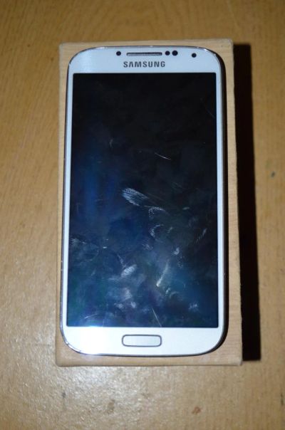 Лот: 7050362. Фото: 1. Galaxy S4 оригинал с разбитым... Смартфоны