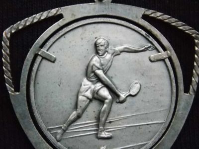 Лот: 5854137. Фото: 1. Медаль спортивная, теннис, 6 гр... Кулоны, подвески